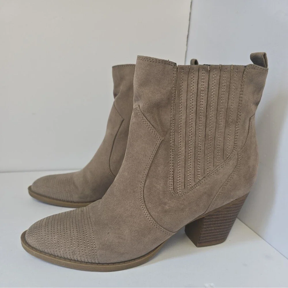 Indigo Rd. Women’s 7.5M Taupe Beige Western Ankle Boots Block Heel Side Zip.
